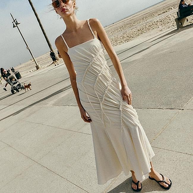 Vestido midi blanco de Zara, 29,95 euros.