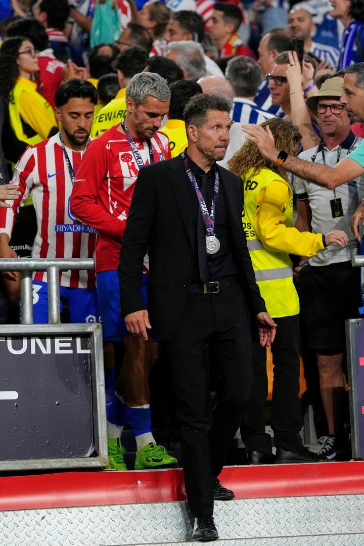 Simeone con su medalla (AP Photo).