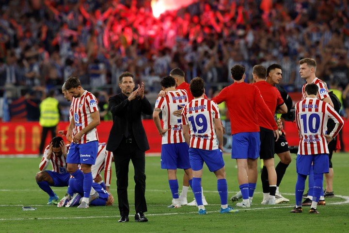 El Cholo junto a su plantel desolado post final (EFE).