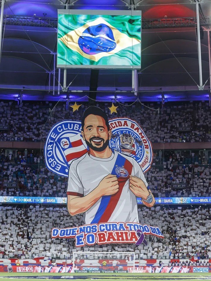 Everton Ribeiro homenajeado por la torcida de Bahia.