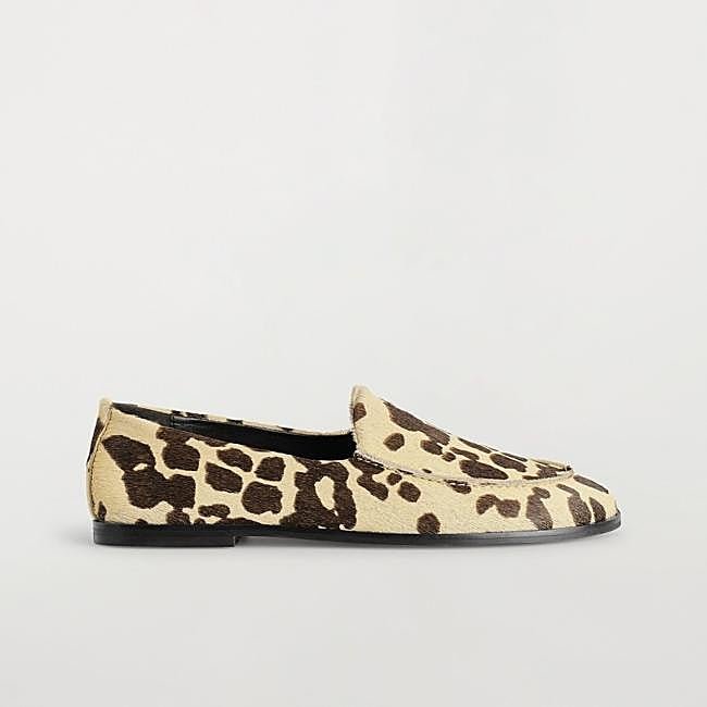 Mocasín estampado de COS, 129 euros.