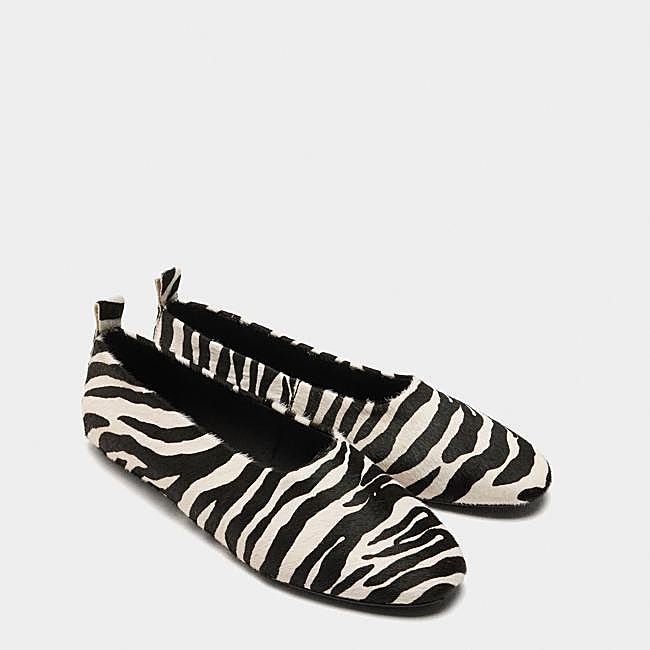 Bailarina estampada en blanco y negro de Parfois, 25,99 euros.
