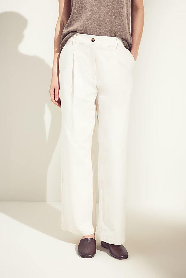 Pantalón blanco (49,99 euros).