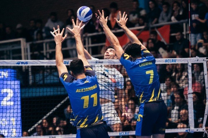 Zelayeta toca ante el bloqueo de Alejandro y Cherfan.