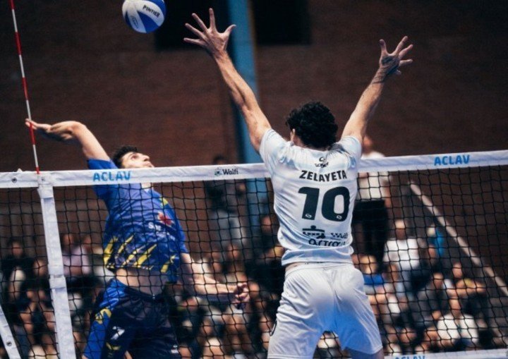 Cherfan le pega ante el bloqueo de Zelayeta.