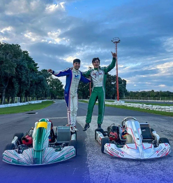 Franco Colapinto junto a Gandulia y sus kartings. (Acosta Racing Team)