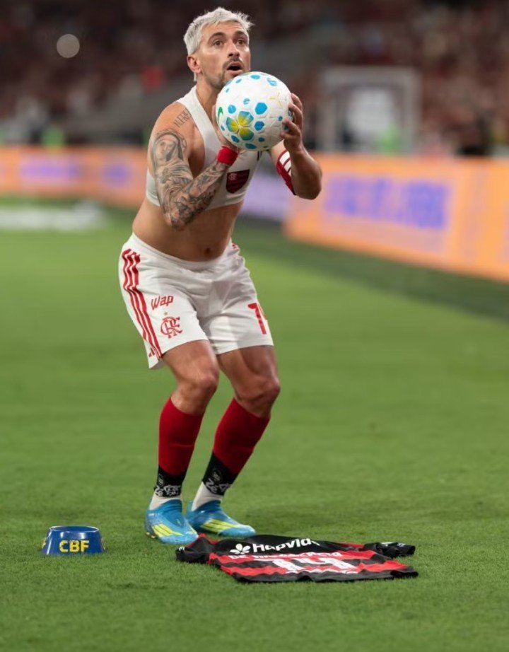 De Arrascaeta festeja su gol en homenaje a Oscar Schmidt.