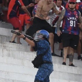 Caos en el superclásico de Paraguay: disturbios con la policía, heridos y suspensión del partido