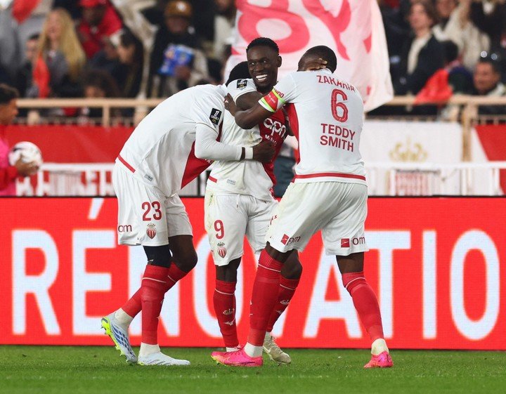 Folarin Balogun festeja su segundo gol con Denis Zakaria y Aladji Bamba (Reuters).