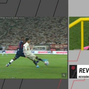 Advíncula: otra roja antes del minuto pero esta vez zafó por el VAR