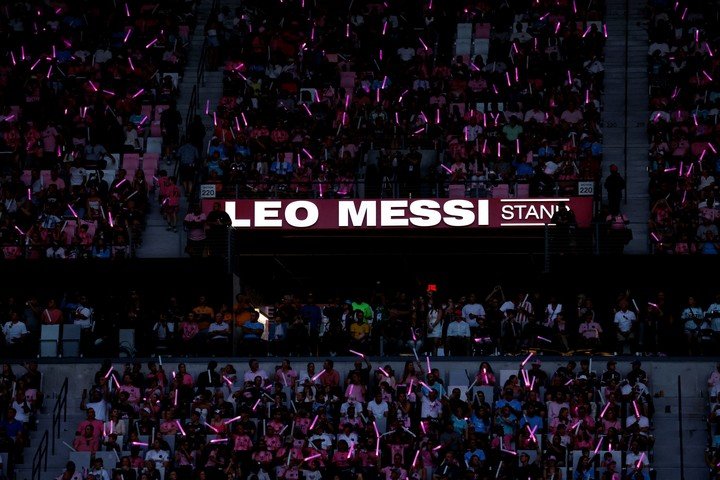 La tribuna con el nombre de Messi en el NU Stadium. (REUTERS)