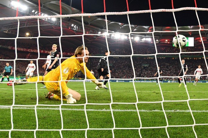 Tiago Tomas ya metió el taco: el arquero Florian Mueller la ve pasar (AP).