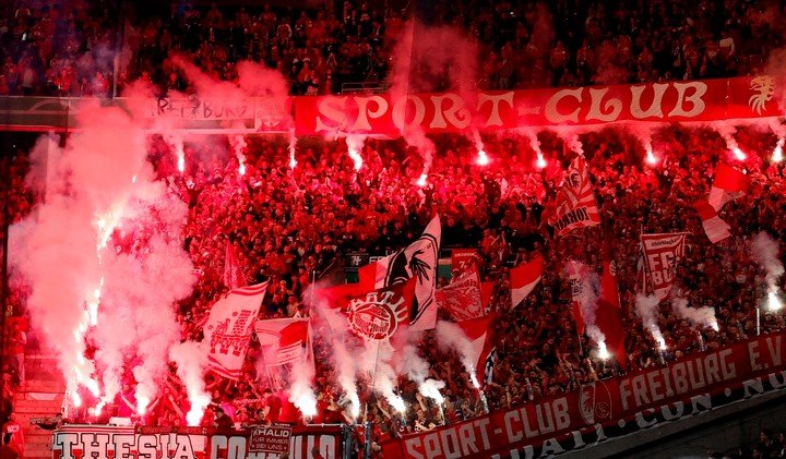 La recepción de los hinchas del Friburgo en el MHPArena.