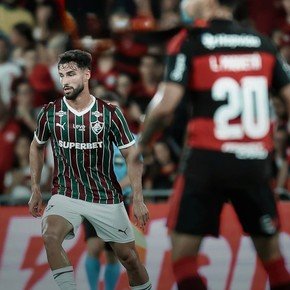 Flamengo le ganó a Fluminense en un clásico que tuvo de todo: Acosta se lesionó a los 5' por un pelotazo, Carrascal fue expulsado por un patadón