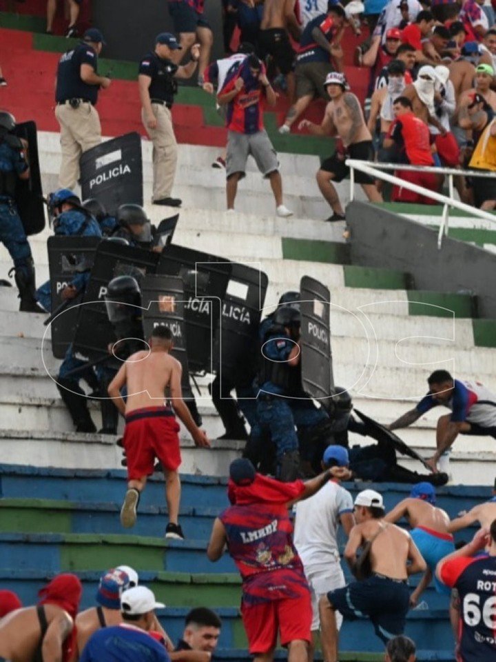 El enfrentamiento entre la gente de Cerro y la policía. (Foto: ABC digital)
