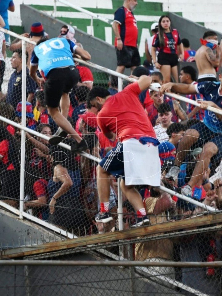 Los hinchas se metieron en el campo de juego. (Foto: ABC digital)