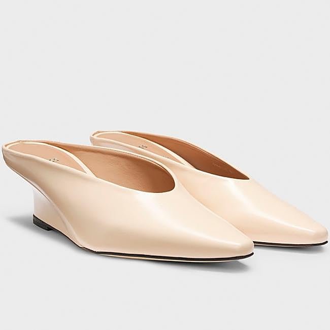 Mules en color crema de Hugo Boss.