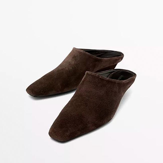 Mules con tejido de ante marrón de Massimo Dutti.