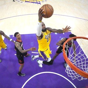NBA: los Lakers comenzaron los Playoffs a puro Lebron
