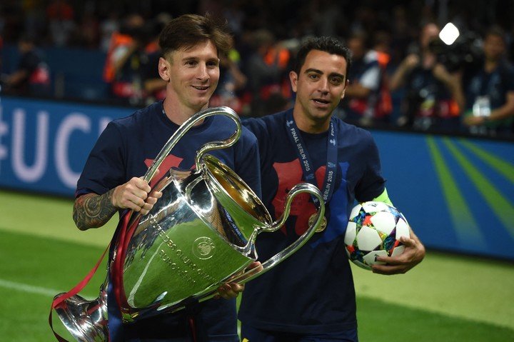 Xavi junto a Leo con el trofeo de la Champions 2015.