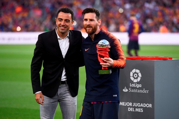 Messi cuando recibió un premio por Xavi