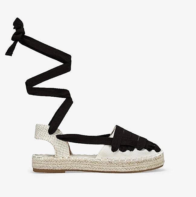 Alpargatas planas beige con tiras atadas (27,95€)