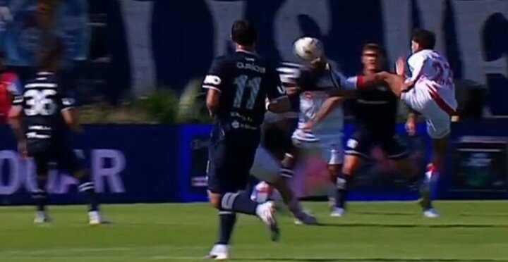 Hace poco, plancha de López Muñoz en la cabeza de un rival: Herrera había sacado amarilla, la roja se la marcó el VAR.