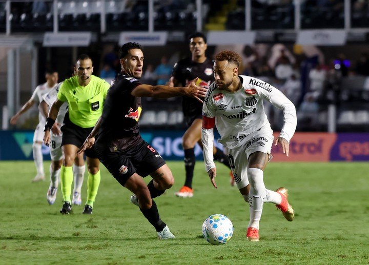 Neymar convirtió su sexto gol en el año. (REUTERS/Thiago Bernardes)