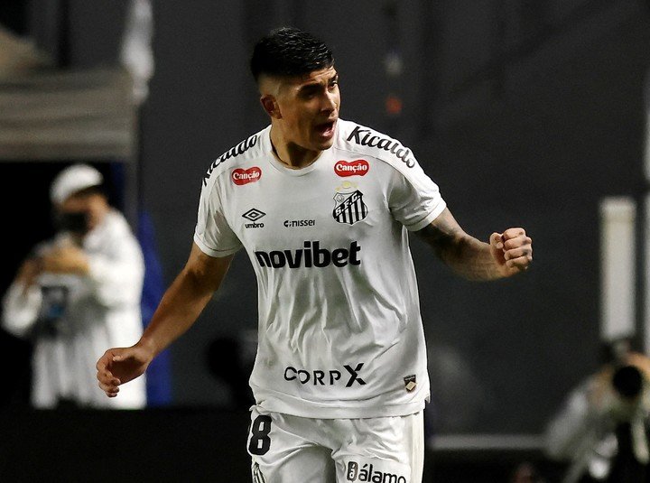 El festejo de Adonis Frías, autor del segundo del Santos. (REUTERS/Thiago Bernardes)