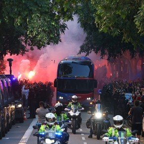 Insólito: hinchas del Barcelona se confundieron de micro y le tiraron piedras a ¡sus propios jugadores!