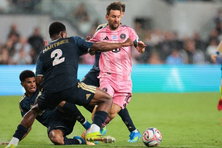 Lionel Messi contra Philadelphia Union: Geiner Martínez lo cruza (Reuters). 