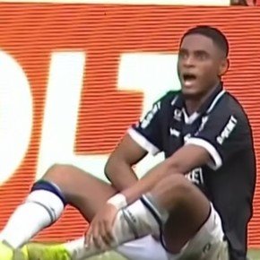 Video: se agarró los testículos delante de un argentino y lo echaron por VAR