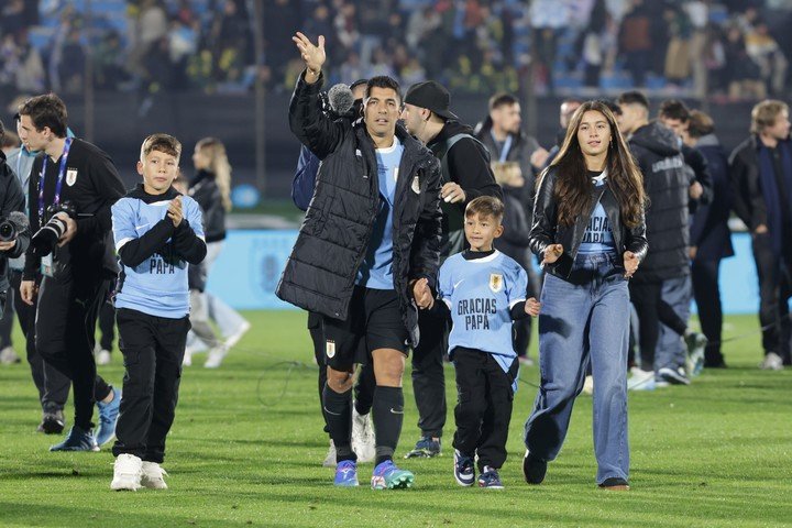El 6 de junio hubo homenaje a Luis Suárez por su despedida de Uruguay en Montevideo. 