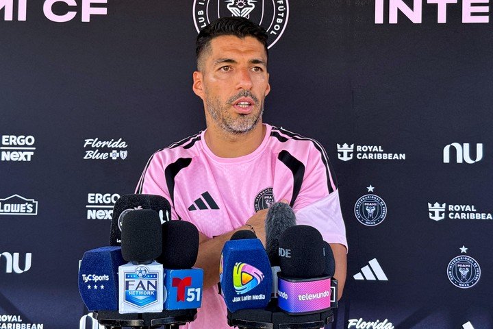 Luis Suárez habla con la prensa en Inter Miami (AP).