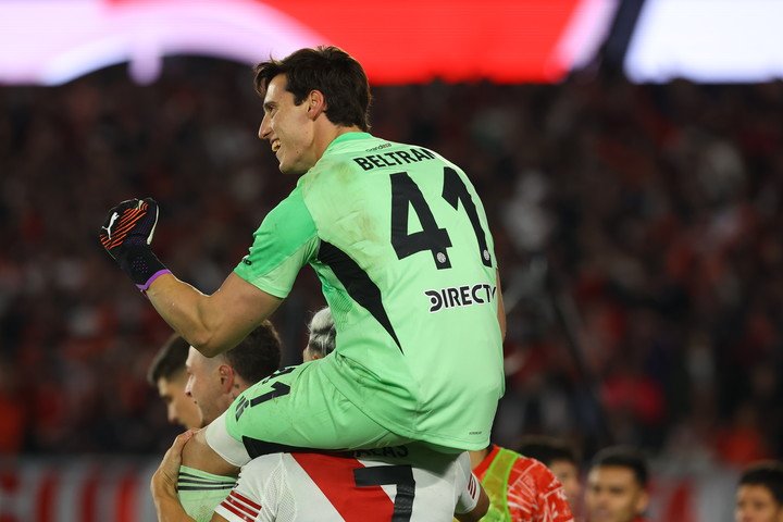 Beltrán, a caballito de Salas (Alejandro Pagni). 