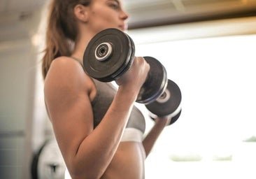 A partir de los 45 el cuerpo cambia: estos son los cinco ejercicios con mancuernas que los expertos recomiendan para frenarlo