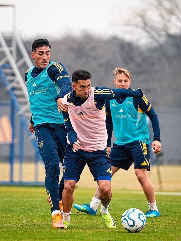 Boca se entrenó este domingo pensando en Católica. (Foto @BocaJrsOficial)