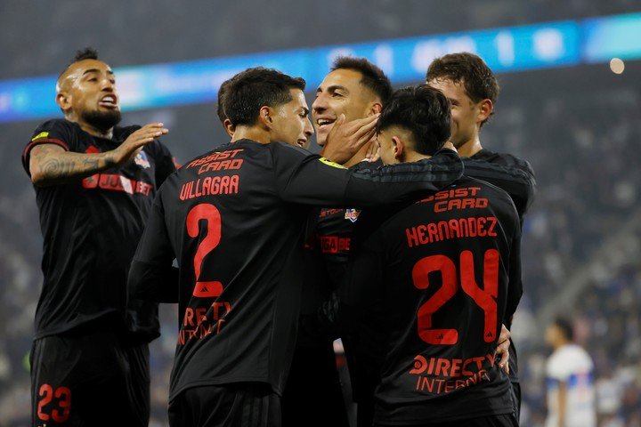 El festejo de los jugadores de Colo-Colo en el Claro Arena. (EFE/ Elvis González)