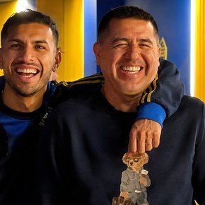 El abrazo-mensaje de Paredes con Riquelme en una noche caliente de Boca: "Tengo que ir a pelear con él"