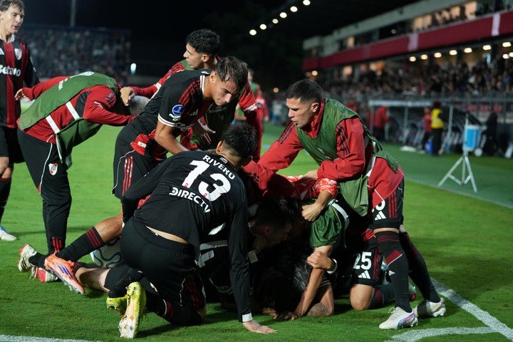La montaña humana de los jugadores de River para festejar el gol de Martínez Quarta (AP Photo/Andre Penner).