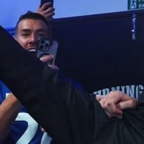 El famoso artista que cantó en el vestuario del Ipswich Town para celebrar su regreso a la Premier