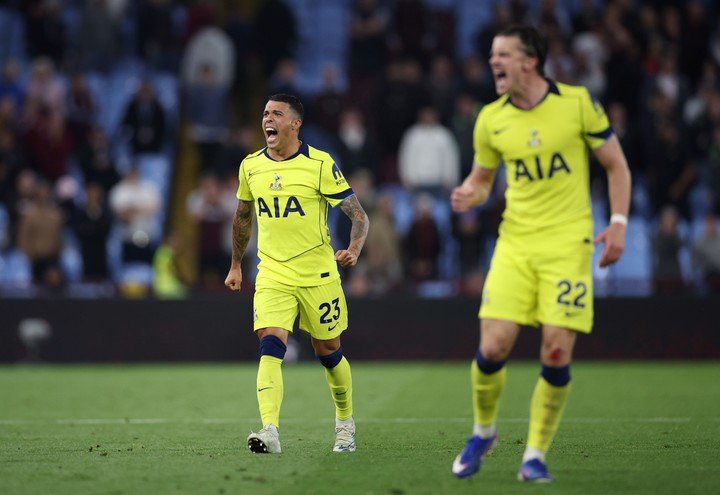 El festejo de los jugadores del Tottenham en el Villa Park. (EFE/EPA/ADAM VAUGHAN)