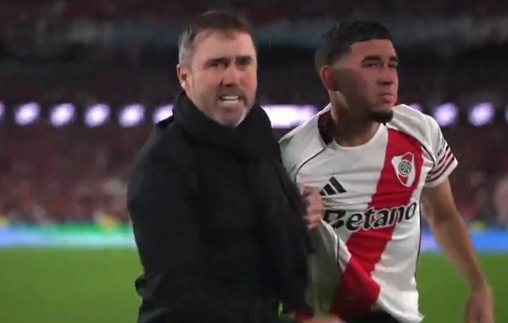 El consuelo de Eduardo Coudet a Kendry Páez.