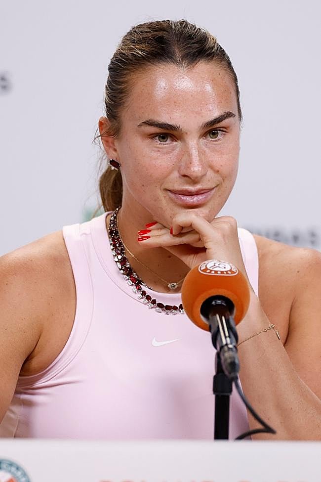 Aryna Sabalenak con collar de diamantes en burdeos durante el Roland Garros.