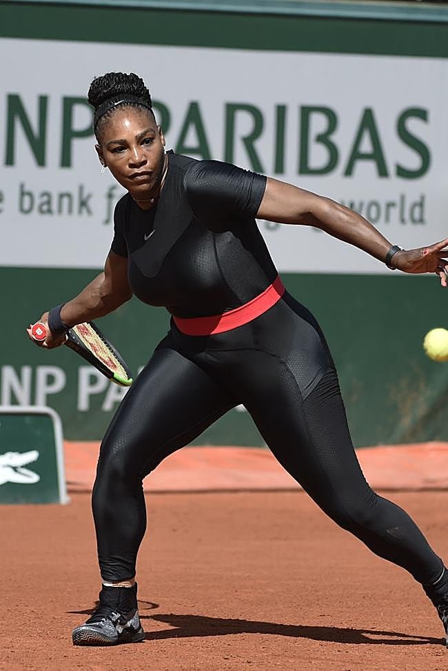 Serena Williams con un mono ajustado de color negro firmado por Nike.