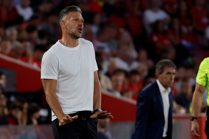 Micho se mostró dolido tras el descenso de su equipo (EFE).