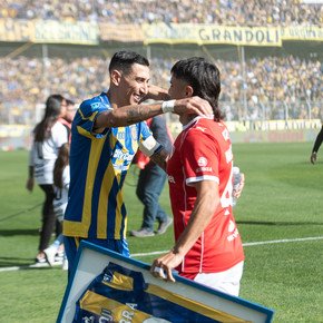 El homenaje de Rosario Central a Ignacio Malcorra y el abrazo con Ángel Di María