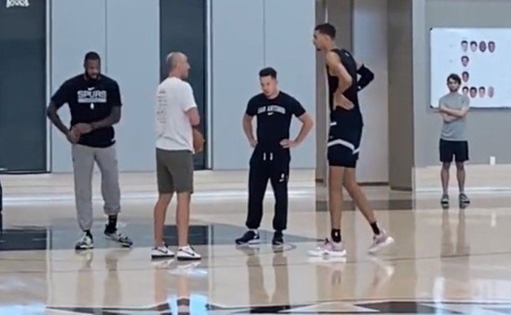Manu Ginóbili junto a Victor Wembanyama en San Antonio.