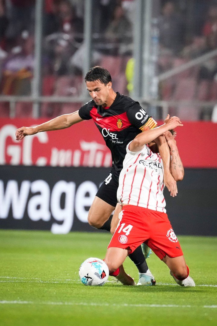 GIRONA , 01/05/2026.- El defensa eslovaco del Mallorca Martin Valjent (i) pelea un balón con el delantero argentino del Girona Claudio Echeverri durante el partido de La Liga de fútbol entre el Girona FC y RCD Mallorca, este viernes en el estadio municipal de Montilivi. EFE/David Borrat.