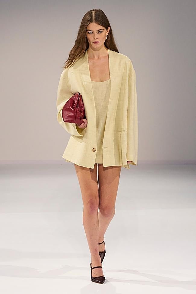 Un look de lino de Philosophy di Lorenzo Serafini SS24.